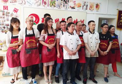 成都小郡肝串串火鍋哪里可以學習正宗底料？短期串串火鍋底料培訓