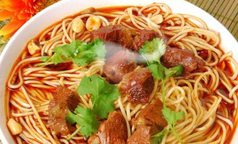 成都美食小吃擔擔面，鹵汁酥香，咸鮮微辣