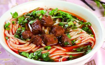 成都美食小吃擔擔面，鹵汁酥香，咸鮮微辣