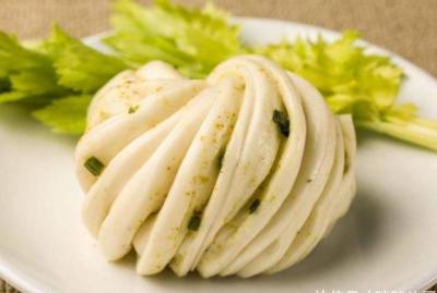 面食如此做才簡單，不發面、不用煮，比饅頭好吃，比花卷有嚼勁