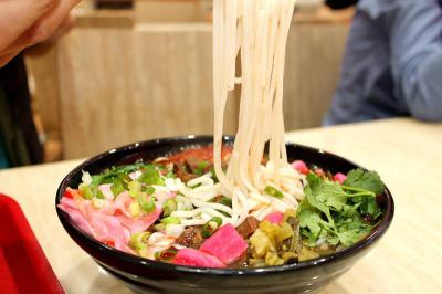 成都哪里可以學做花溪牛肉粉技術呢？師傅親自指導